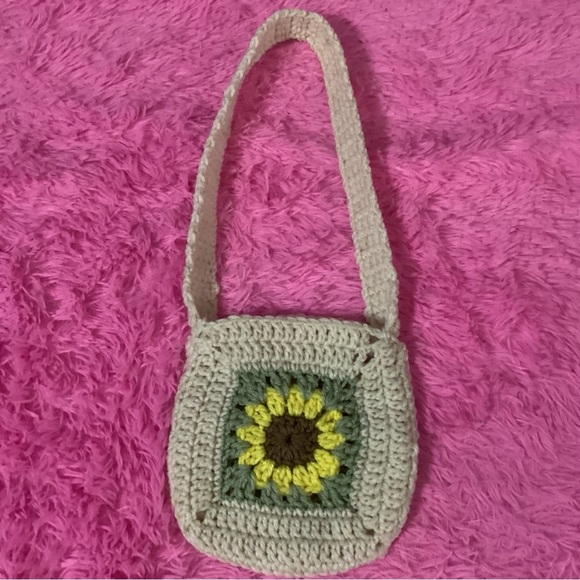 HANDCRAFTED, HAND CROCHETED LITTLE GIRLS PURSE IN OFF WHITE WITH CUTE SUNFLOWER - Picture 1 of 5